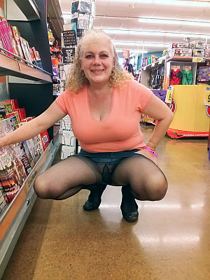 Mature ladies in pantyhose do not hesitate to be photographed  for amateur photographers